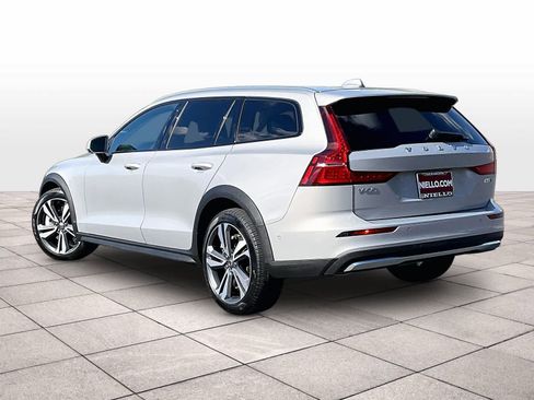Used 2025 Volvo V60 B5 Cross Country Plus image 15