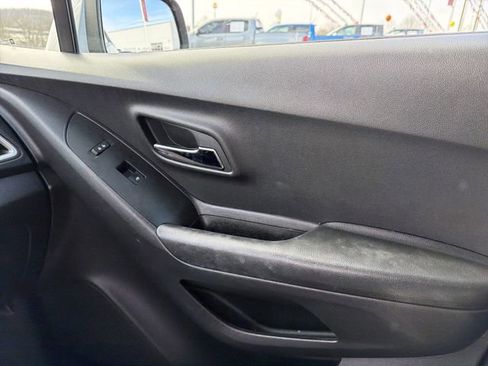 Used 2022 Chevrolet Trax LT w/ LT Convenience Package image 25