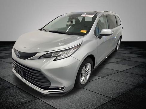 Certified 2023 Toyota Sienna Limited AWD/4WD image 3