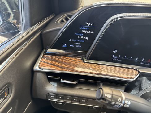 Used 2023 Cadillac Escalade Premium Luxury AWD/4WD image 35