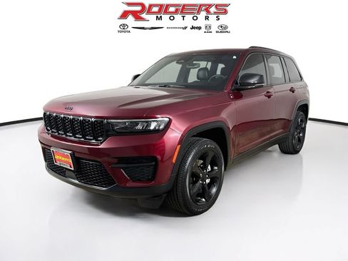Used 2023 Jeep Grand Cherokee Altitude AWD/4WD image 3