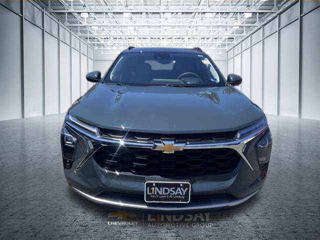 Used 2025 Chevrolet Trax LT FWD image 2