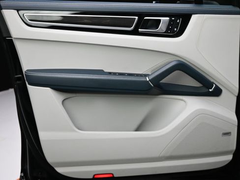 Used 2022 Porsche Cayenne S image 41