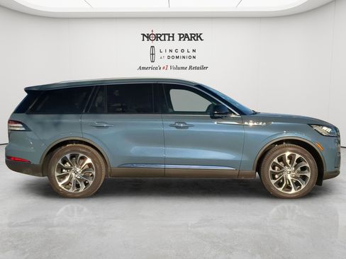 New 2026 Lincoln Aviator AWD image 2