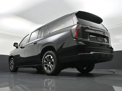 Used 2025 Chevrolet Suburban LT RWD image 28