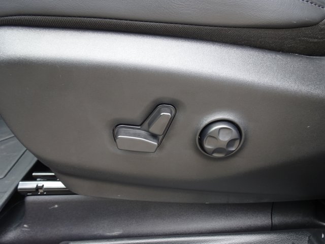 Used 2024 Chrysler Pacifica Limited w/ Uconnect Theater Family Group FWD image 10