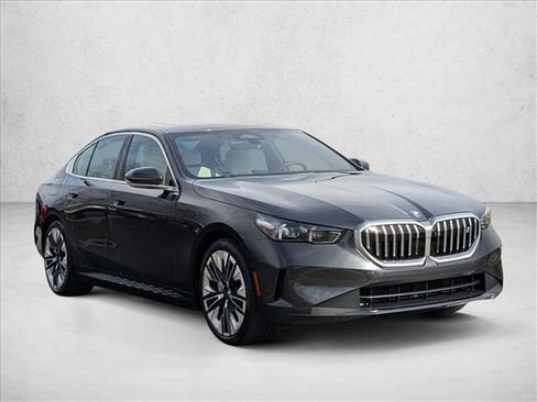 Used 2024 BMW i5 eDrive40i w/ Premium Package image 3