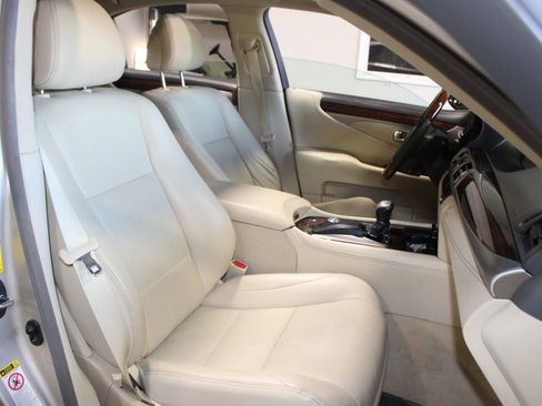 Used 2013 Lexus LS 460 w/ Comfort Pkg image 30