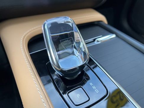 Certified 2025 Volvo XC90 B6 Ultra image 38