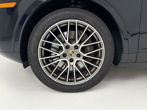 Certified 2023 Porsche Cayenne Platinum Edition image 11