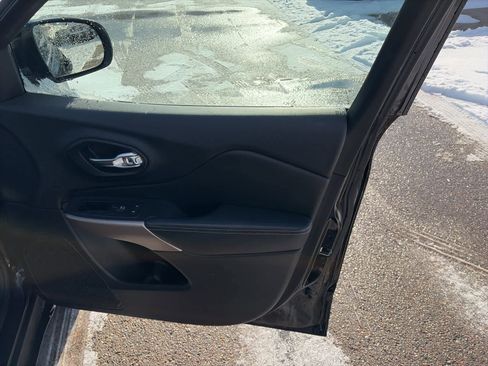 Used 2017 Jeep Cherokee Limited image 16