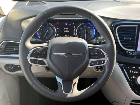 Used 2023 Chrysler Pacifica Touring-L image 13