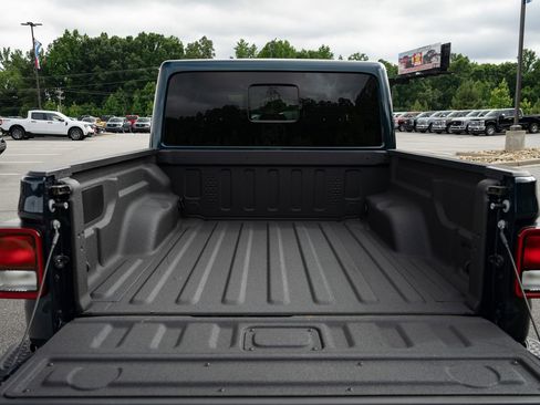 Used 2025 Jeep Gladiator Mojave AWD/4WD image 9