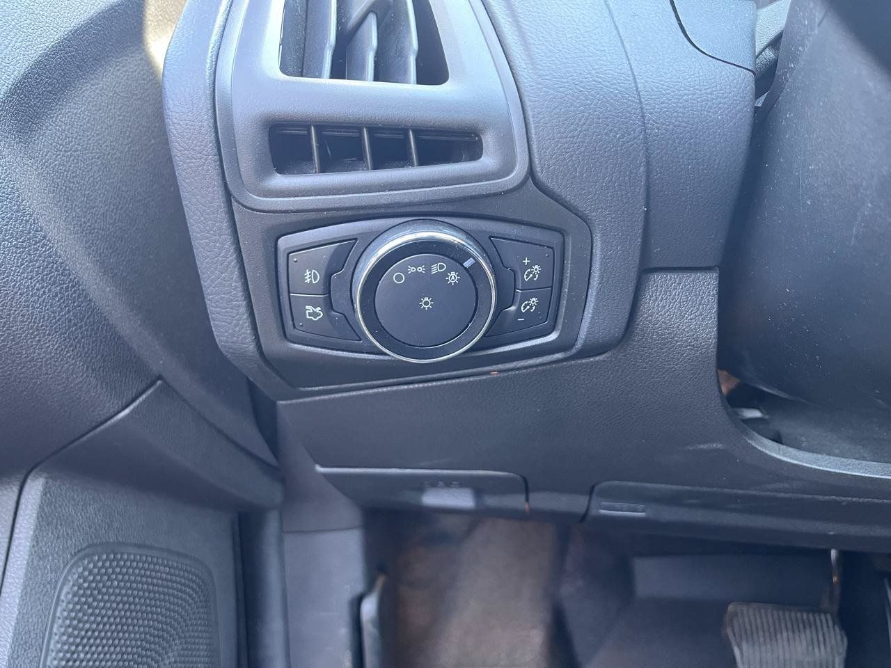 Used 2014 Ford Focus SE w/ SE Sport Package FWD image 28
