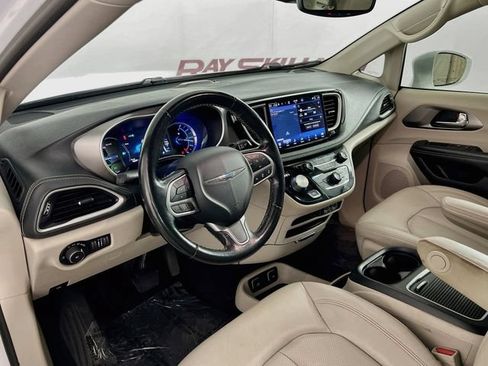 Used 2021 Chrysler Pacifica Touring-L FWD image 37