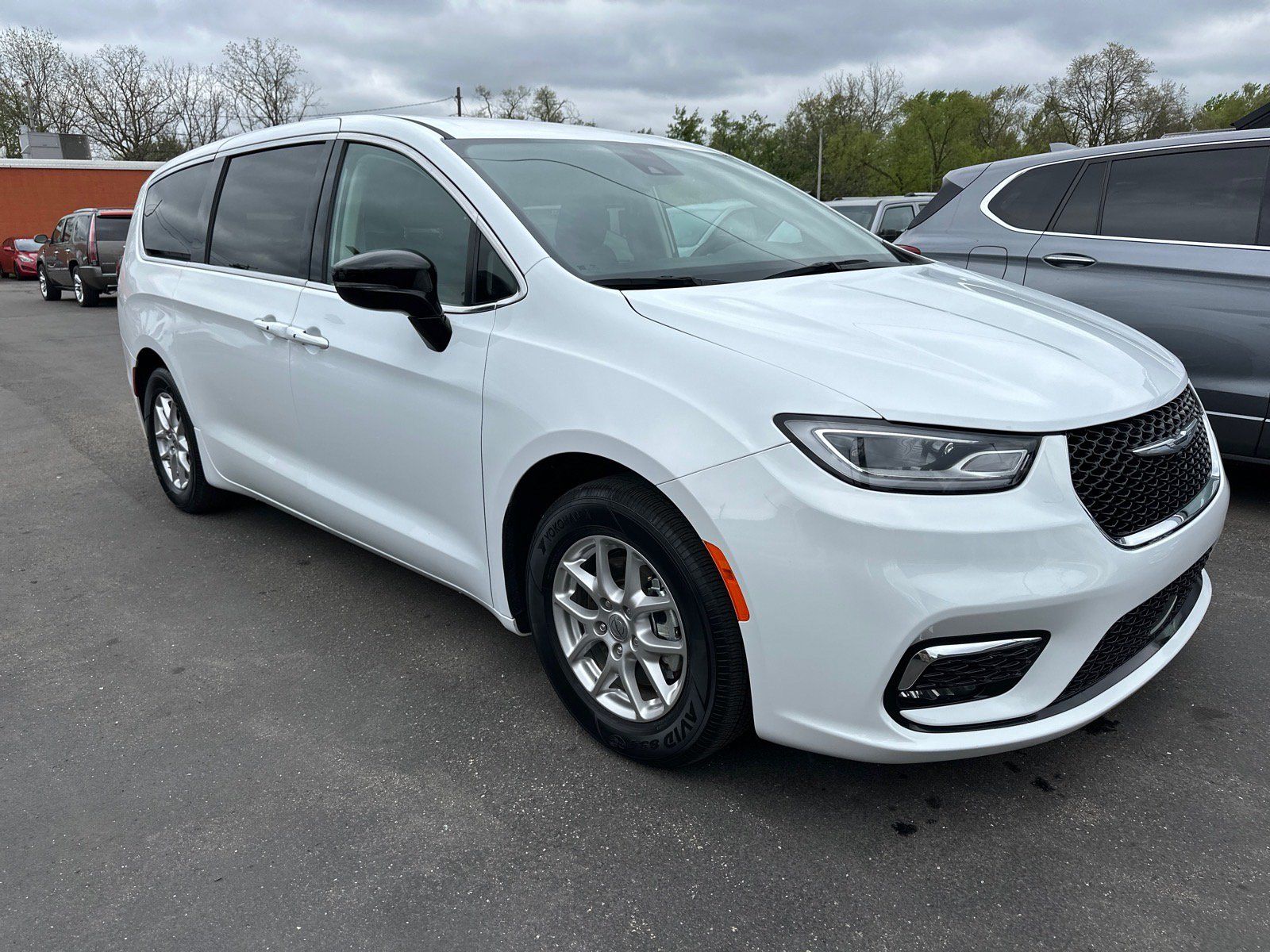 Used 2024 Chrysler Pacifica Touring-L FWD image 1
