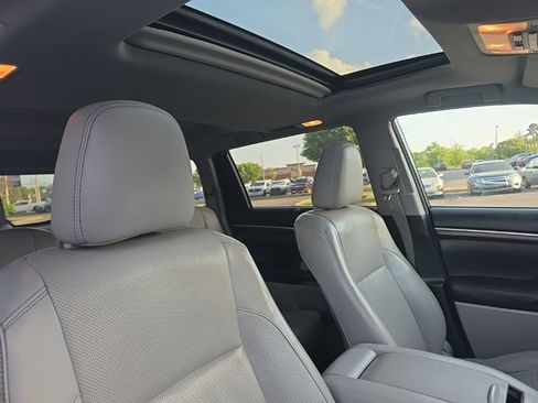 Used 2014 Toyota Highlander Limited AWD/4WD image 10