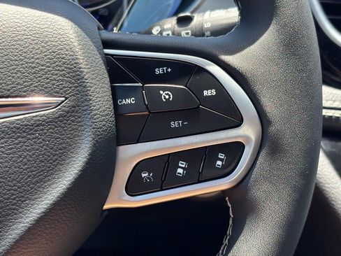 Used 2026 Chrysler Pacifica Limited FWD image 19