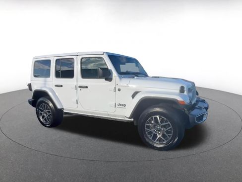 Used 2025 Jeep Wrangler Sahara image 2