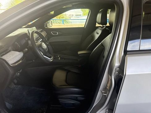 Used 2024 Jeep Compass Latitude AWD/4WD image 2