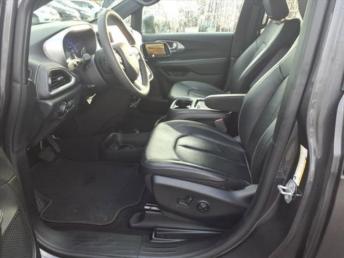 Used 2022 Chrysler Pacifica Touring-L w/ S Appearance Package image 9