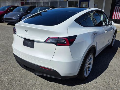Used 2022 Tesla Model Y Long Range image 5