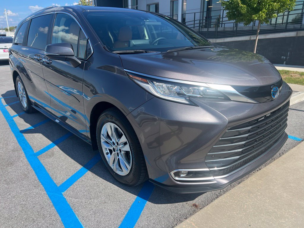 Used 2024 Toyota Sienna Limited FWD image 2