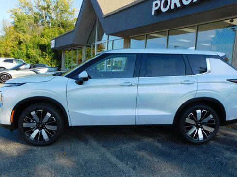 New 2025 Mitsubishi Outlander SE image 2