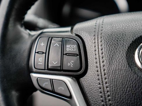 Used 2019 Toyota Highlander XLE image 18