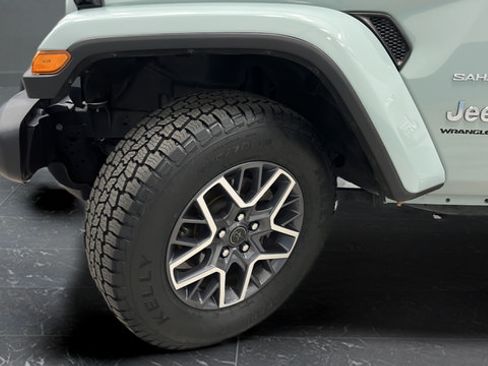 Used 2024 Jeep Wrangler Unlimited Sahara AWD/4WD image 35