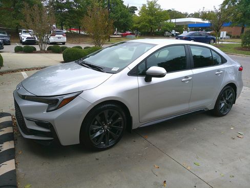 Used 2025 Toyota Corolla SE image 8