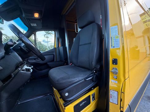Used 2021 Mercedes-Benz Sprinter 2500 image 16