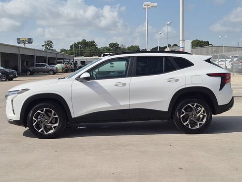 Used 2026 Chevrolet Trax LT FWD image 3