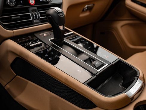 Certified 2025 Porsche Macan AWD/4WD image 36