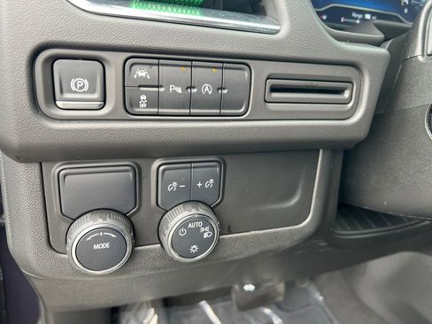 Used 2024 Chevrolet Suburban Premier RWD image 36