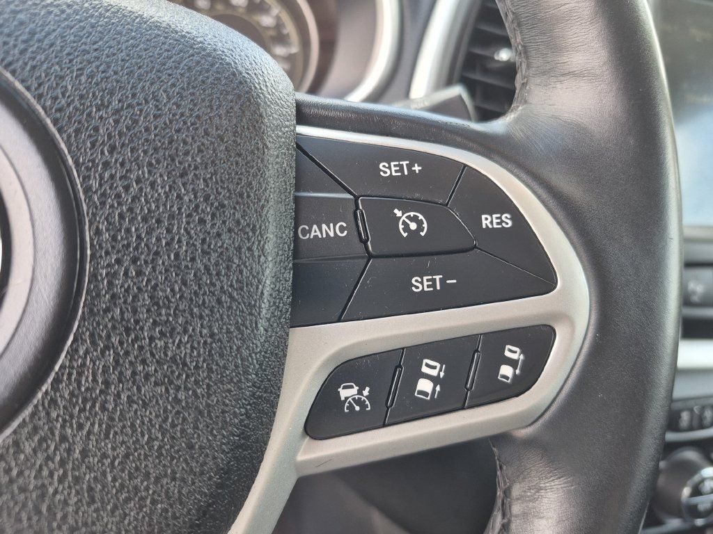 Used 2017 Jeep Cherokee Trailhawk AWD/4WD image 20