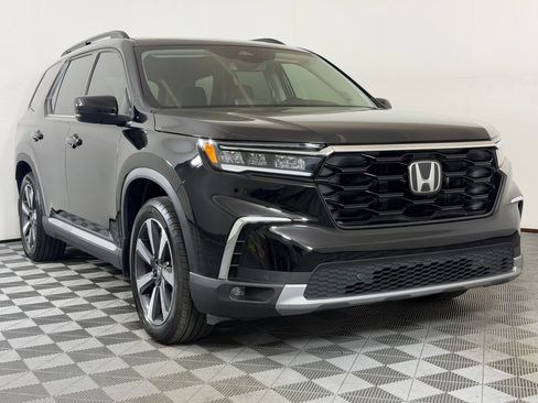 Used 2025 Honda Pilot Touring image 7