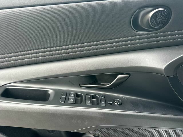 Used 2025 Hyundai Elantra SEL FWD image 11