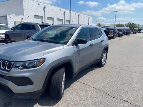 Used 2024 Jeep Compass Sport AWD/4WD image 2