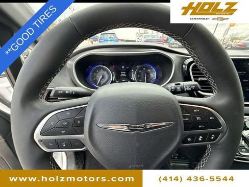 Used 2025 Chrysler Pacifica Select FWD image 11