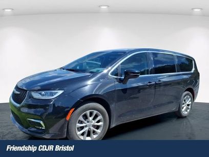 Used 2024 Chrysler Pacifica Touring-L w/ Uconnect Theater Family Group