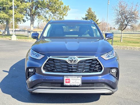 New 2026 Toyota Highlander Platinum image 7