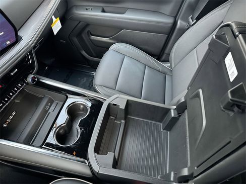 New 2026 Chevrolet Suburban Premier image 24