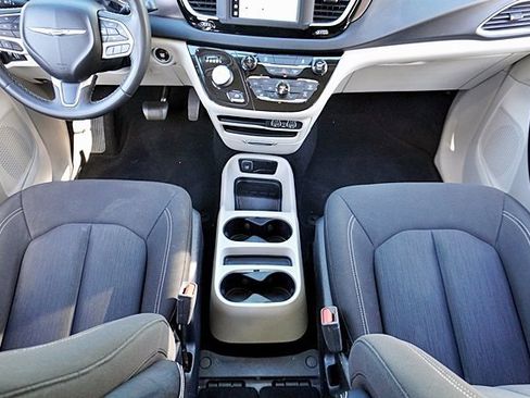 Used 2022 Chrysler Voyager LX image 21