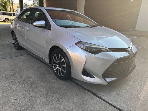 Used 2018 Toyota Corolla LE FWD image 3