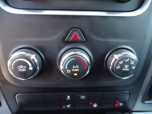 Used 2021 RAM 1500 4x4 Crew Cab Classic SLT w/ Luxury Group image 25