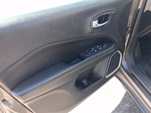 Used 2018 Jeep Compass Latitude w/ Popular Equipment Group FWD image 11