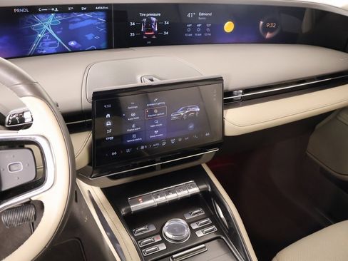 Certified 2025 Lincoln Nautilus Premier w/ Equipment Group 102A image 5