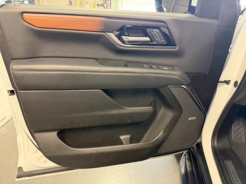 Used 2025 GMC Yukon XL Denali AWD/4WD image 9