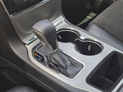 Used 2019 Jeep Grand Cherokee Altitude AWD/4WD image 9
